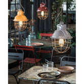 Ipari lámpák étteremben.